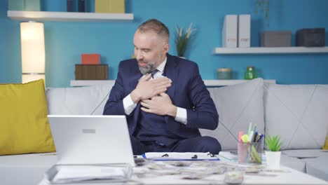 Hombre-De-Negocios-En-Traje-Celebrando-Con-Dinero.