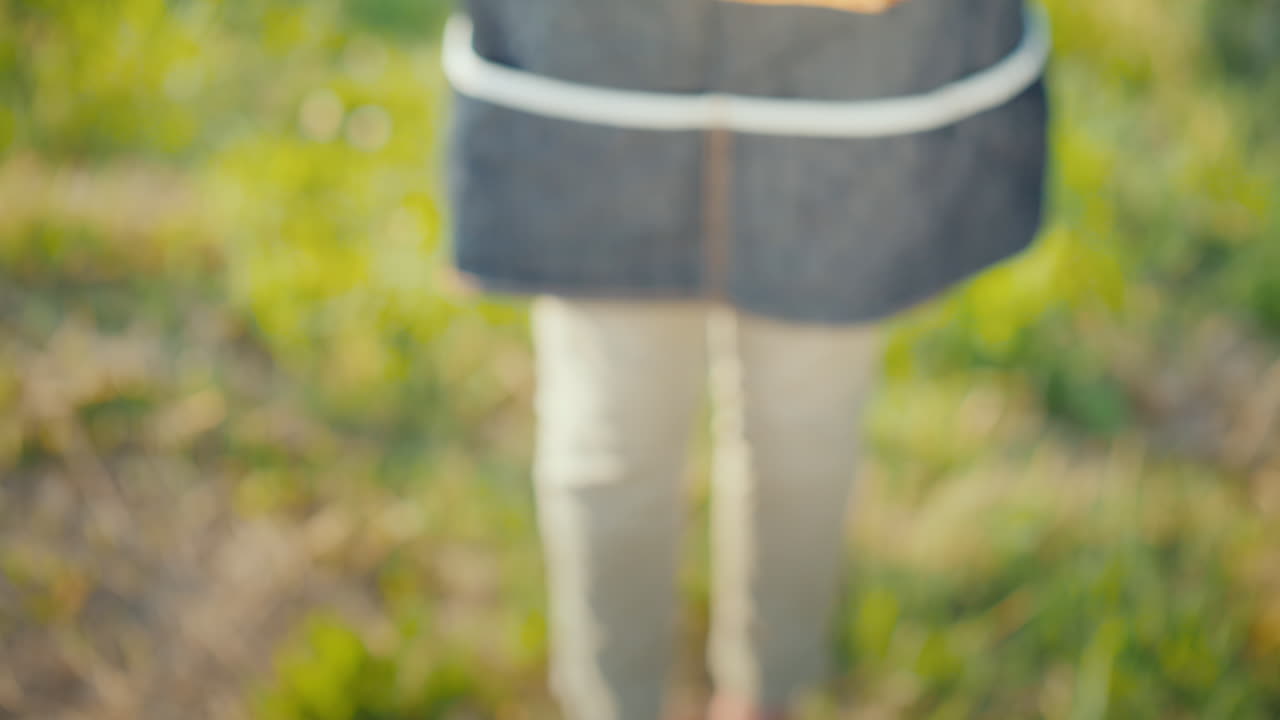 농부는 잘 익은 체리가 담긴 바구니를 보여줍니다