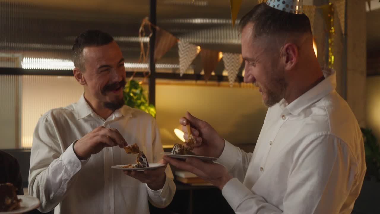 amigos celebrando su cumpleaños en la fiesta de la oficina