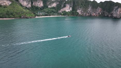 Lancha-Con-Retrolavado-Navegando-En-El-Mar-Azul-Cerca-De-La-Playa-Ton-Sai-En-Ao-Nang,-Tailandia