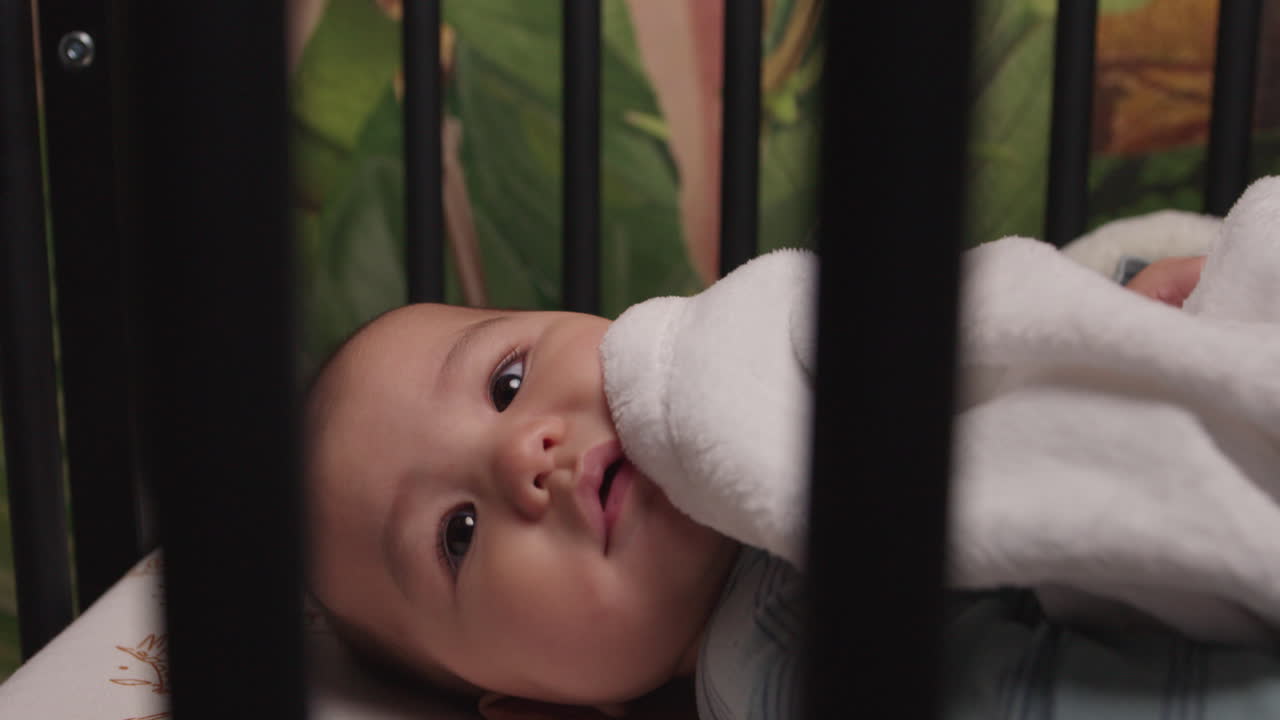 소중하고 사랑스러운 아기가 평화롭게 편안하게 휴식을 취하고 있습니다. 사랑스럽게 설계된 침대 안에서, 순수함과 평온함으로 포장되어 있습니다.