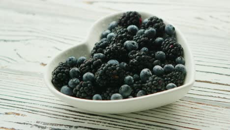 pile of berries in bowl