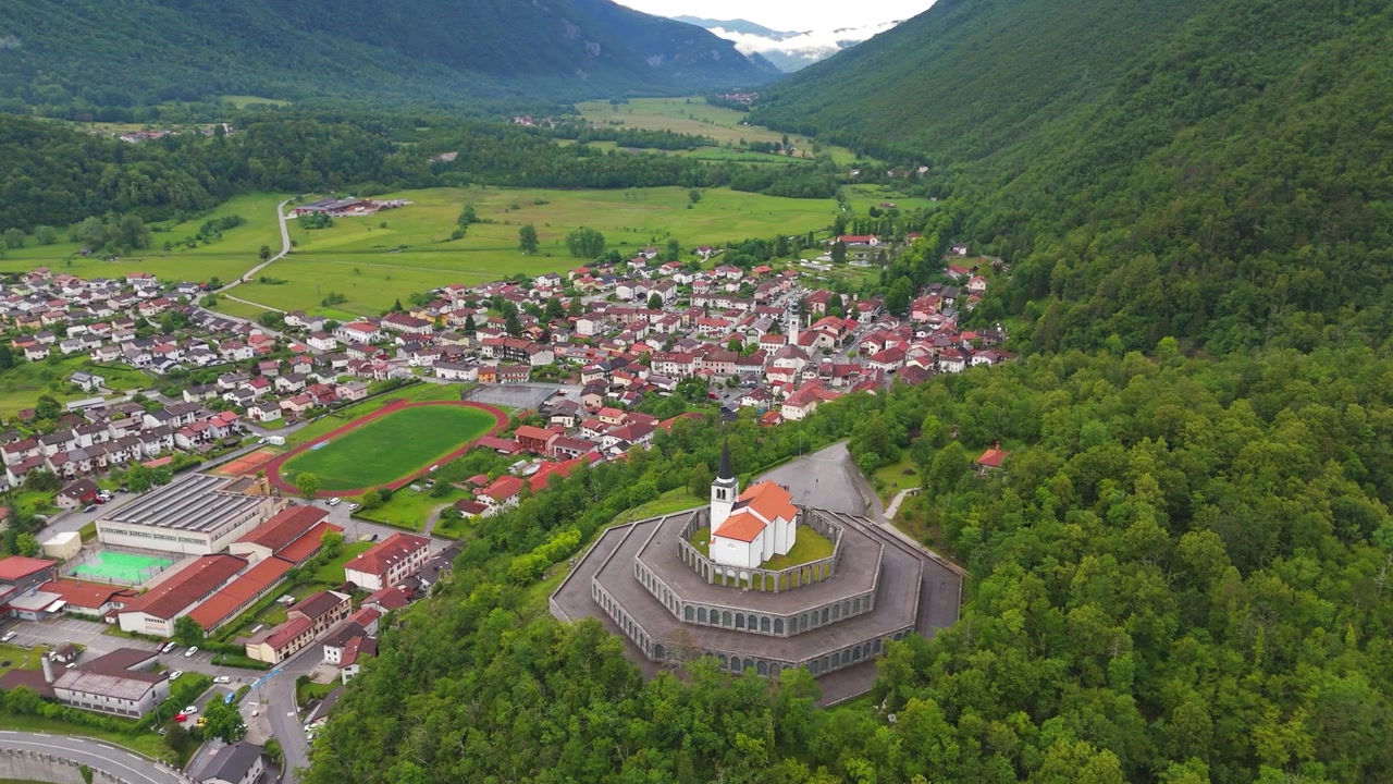 La città slovena di Kobarid dall'alto in una vista aerea di giorno