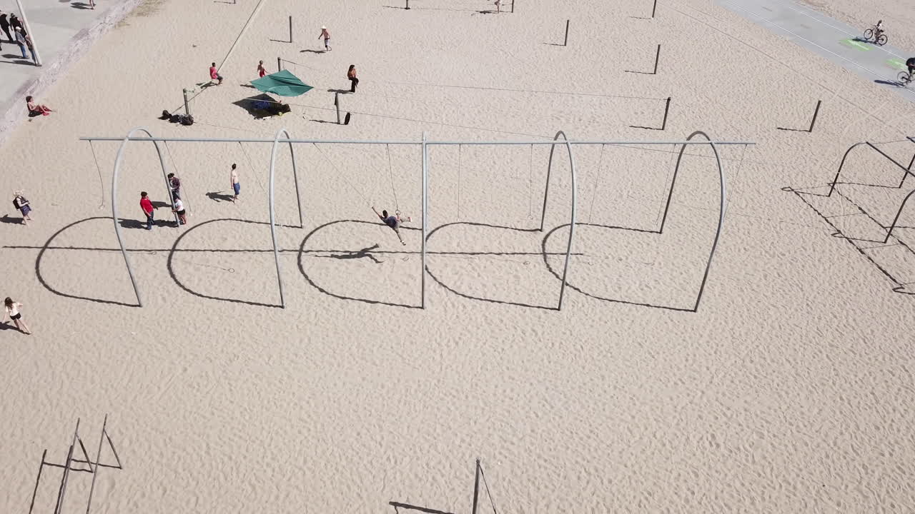 밝고 화창한 날 해변에서 운동하고 체조를 하는 사람들