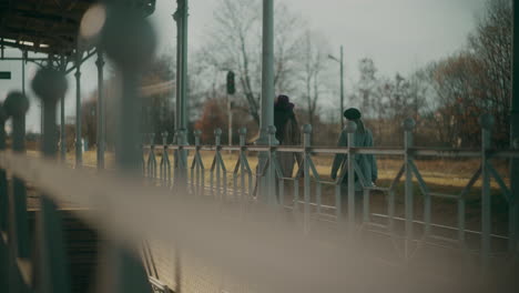 두 명의 여성이 철도역을 고 있습니다.
