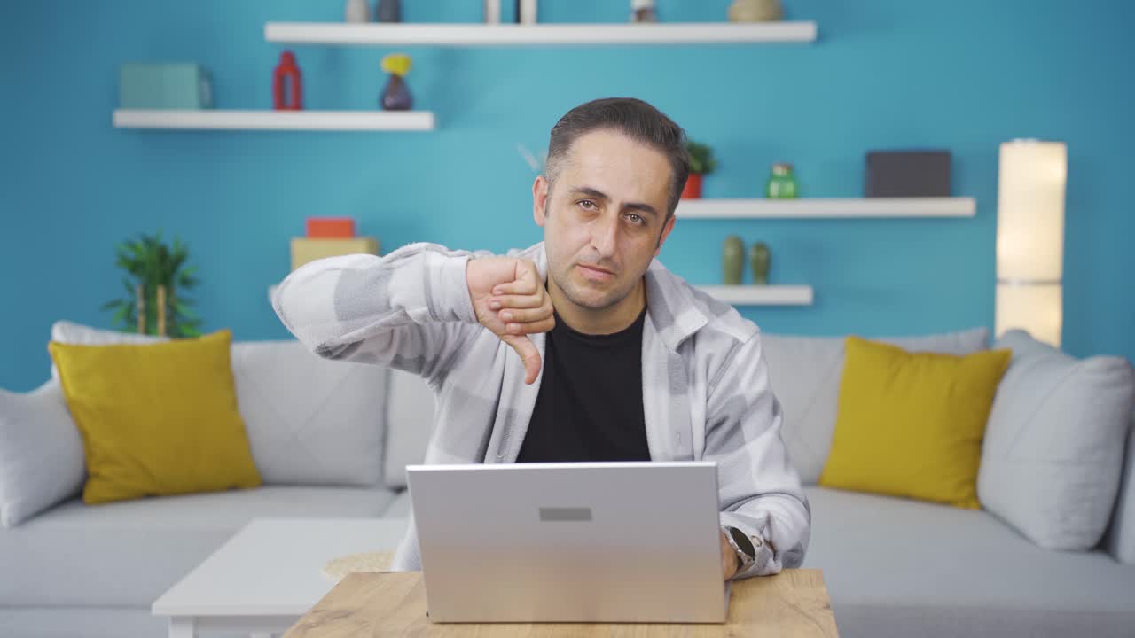 expresión negativa de un hombre usando una computadora portátil.