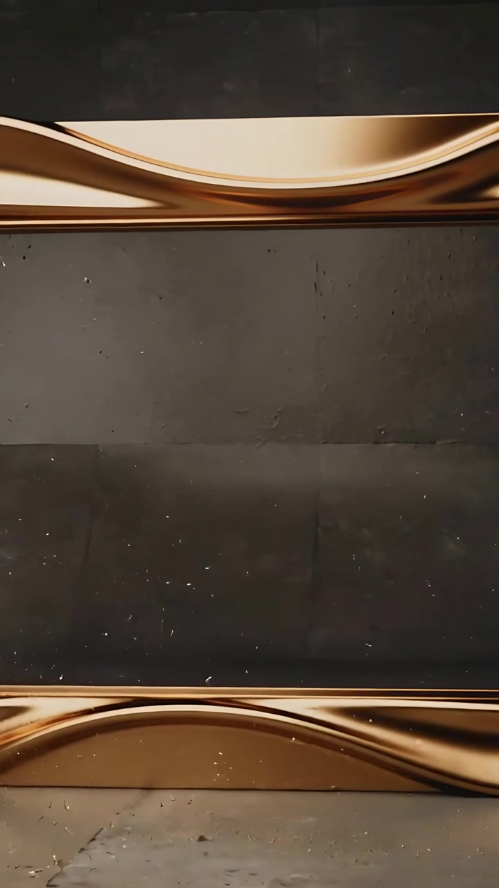 Video verticale: Increspandosi da un'onda, nastri dorati inviano goccioline sul set, incorniciando un pannello scuro.