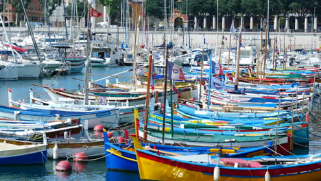 Coloridos-Barcos-De-Pesca-De-Madera,-Bonito-Puerto,-Riviera-Francesa,-Día-Soleado