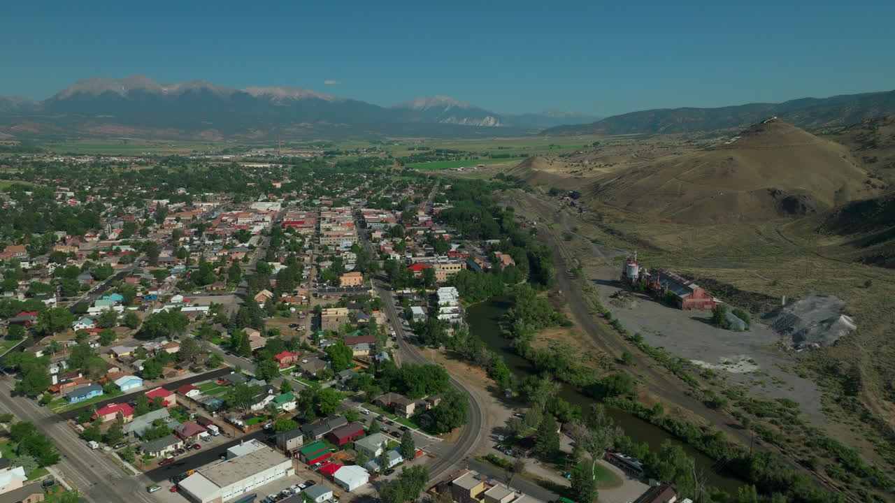 avión no tripulado cinematográfico a mediados del verano en el centro de la ciudad salida s lime mill colorado cerca de buena vista en el río arkansas riverside park scout surfing wave biking hiking rafting rocky mountain up high up movement