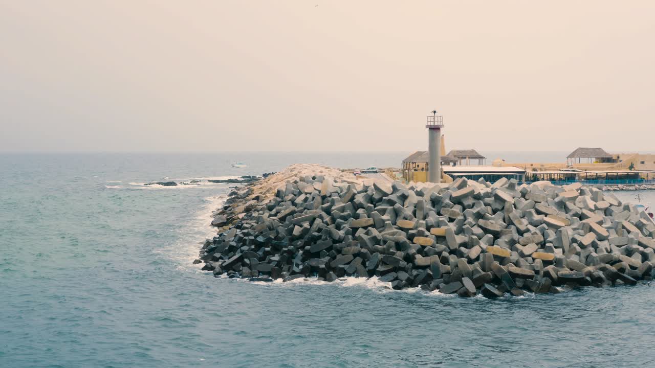hermoso faro en una isla hecha de piedras en el océano