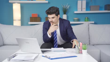 Home-Office-Arbeiter-Konzentrierte-Sich-Auf-Seine-Arbeit.