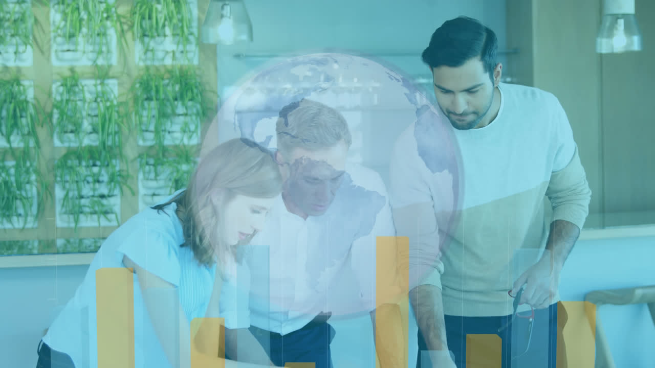 아키텍트 남녀가 금융 데이터 처리를 통해 계획을 살펴보는 애니메이션