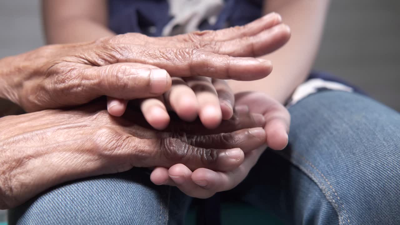 abuelo y nieto tomados de la mano