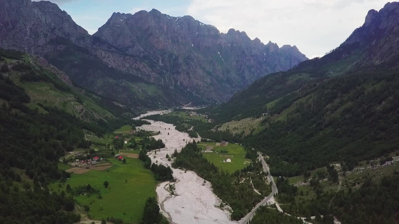 el increíble parque nacional valbona en los alpes albaneses, con el río valbona serpenteando a través de valles y montañas.