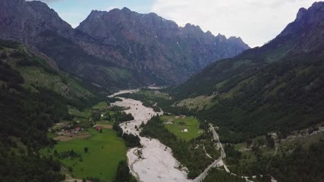 l'incredibile parco nazionale valbona nelle alpi albanesi, con il fiume valbona che si snoda attraverso valli e montagne