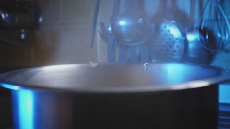 verter pasta cocida caliente en una olla de acero inoxidable