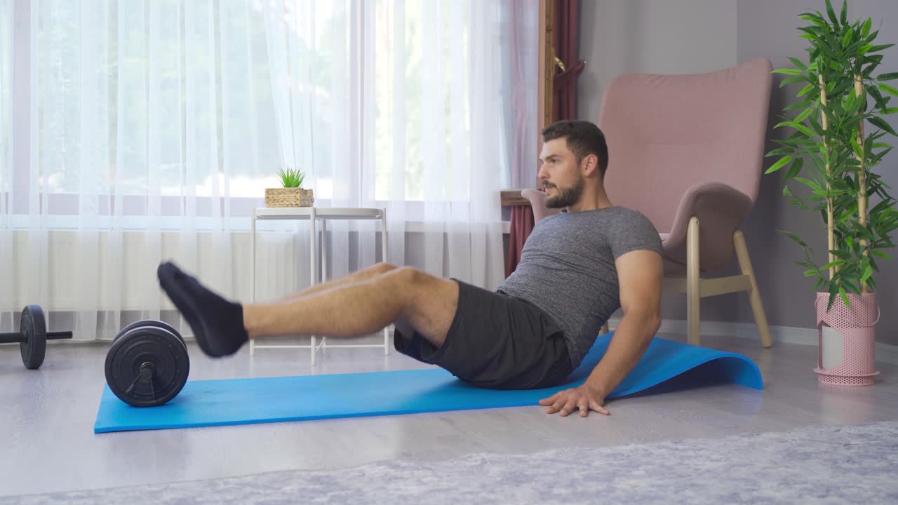 hombre bostezando en casa. para practicar