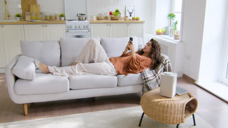 mujer en la sala de estar