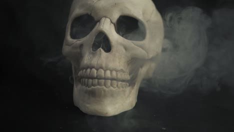 Menschlicher-Schädel-Mit-Ausströmendem-Rauch,-Mittlere-Seitenansicht