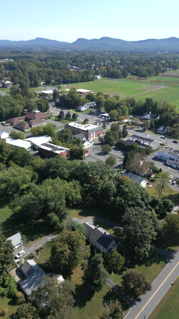 Panoramica aerea sulla città di Hadley attraverso la Route 9, in una zona residenziale locale, Massachusetts, USA