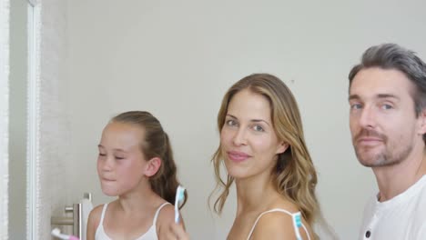 familia feliz cepillándose los dientes