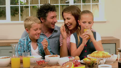 Familia-Feliz-Desayunando