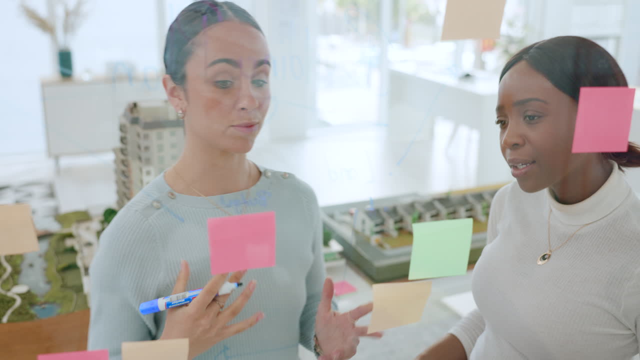 arquitectura, nota adhesiva y equipo de diseño juntos