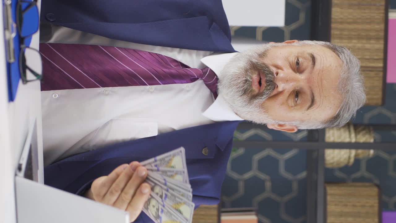 vídeo vertical del viejo empresario codicioso ama su dinero y lo besa.