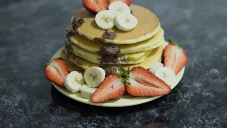 tortitas americanas con fresas y plátanos