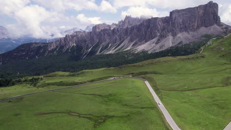 Antenne-Der-Autofahrt-Auf-Der-Bergkette-In-Grüner-Landschaft,-Passo-Giau