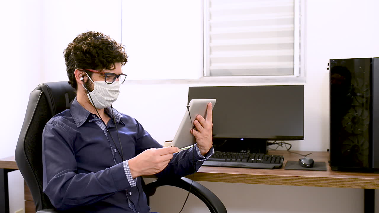 hombre latino guapo en una conversación emocionada en videollamada en la oficina