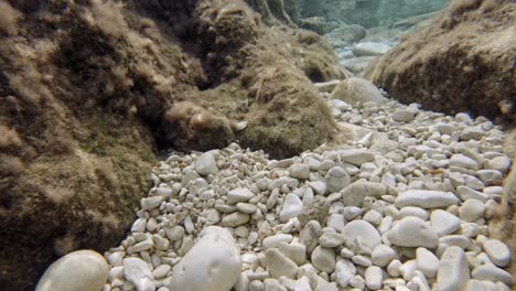 Piedras-Y-Guijarros-En-Un-Agua-Clara-Del-Océano-En-Paralia-Emplisi,-Grecia-Europa--Filmación-Submarina