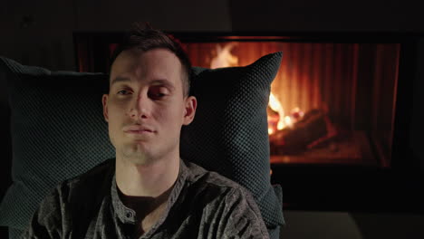 hombre relajándose junto a la chimenea