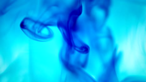 cosmético abstracto, infusiones de líquidos azules, cámara lenta