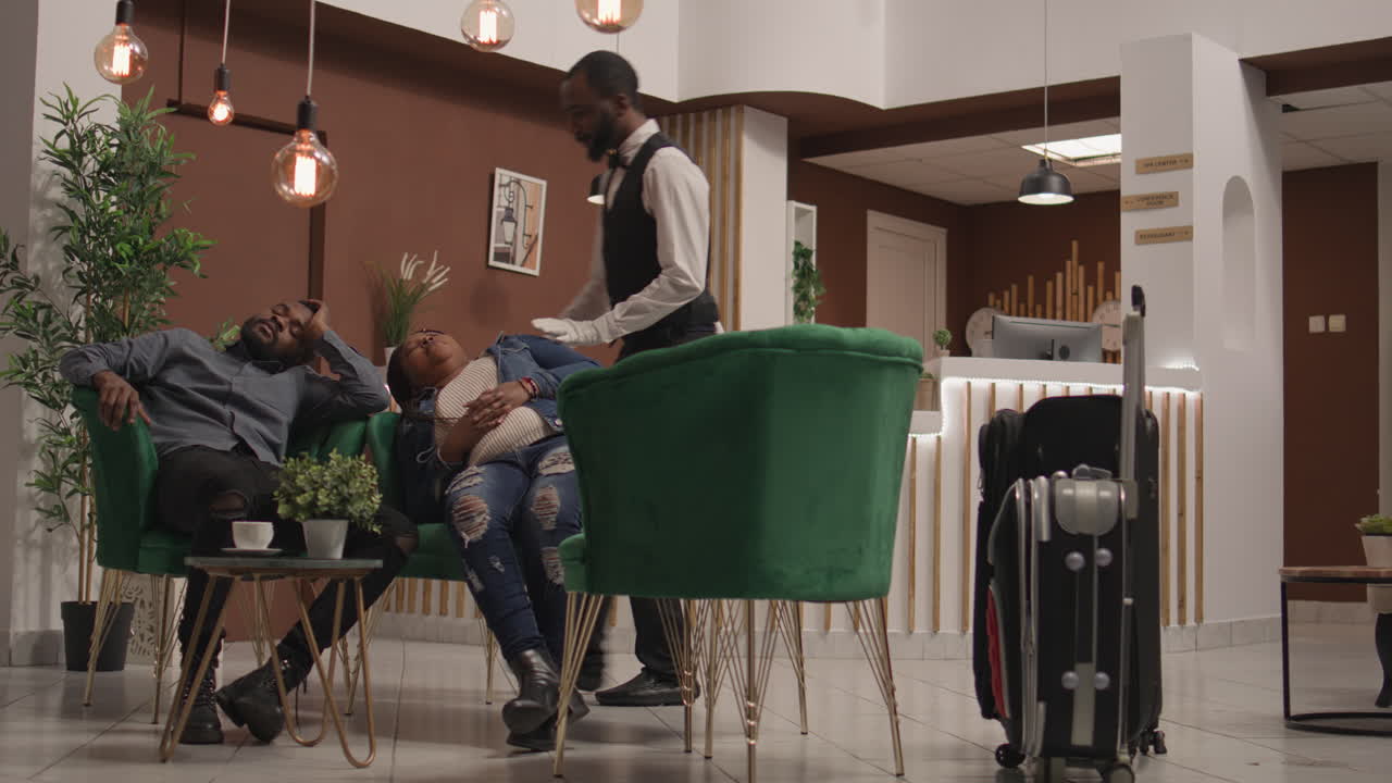 trabajador del hotel despertando pareja durmiendo