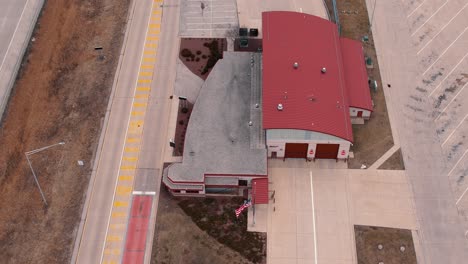 báscula de estación de pesaje vacía con bandera americana