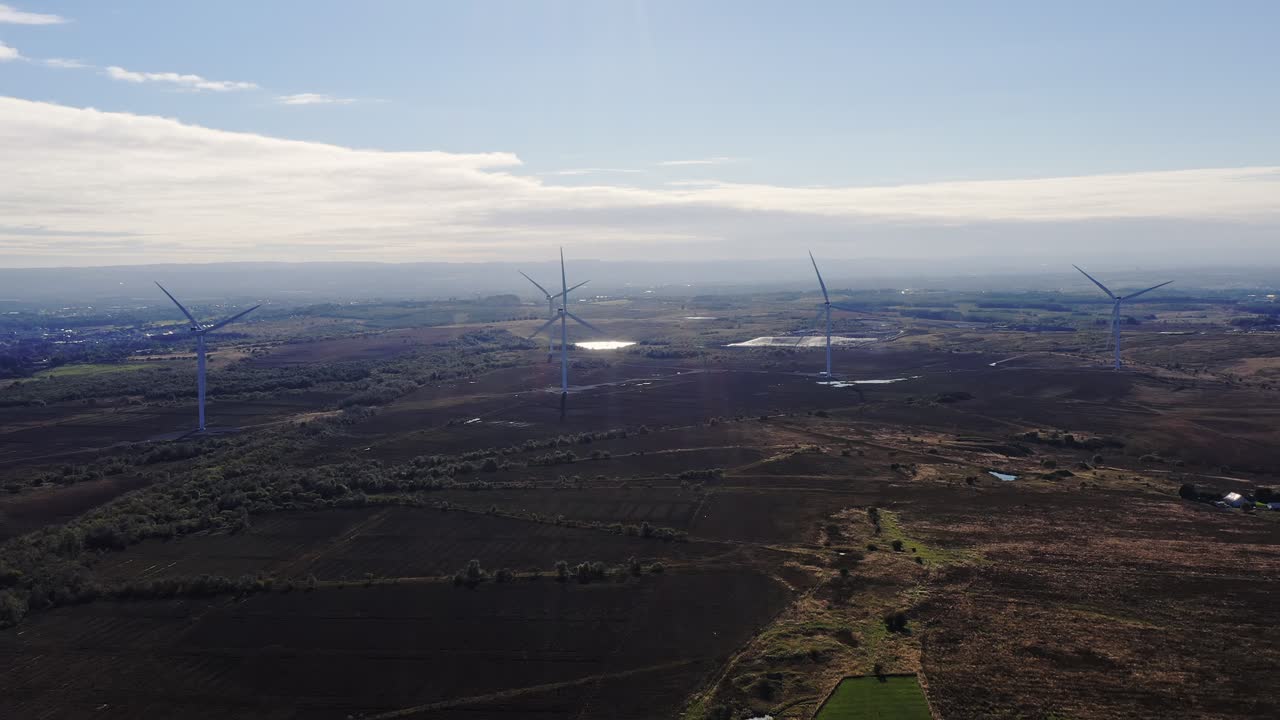 Toma con dron del parque eólico Greengairs East en North Lanarkshire en un día soleado
