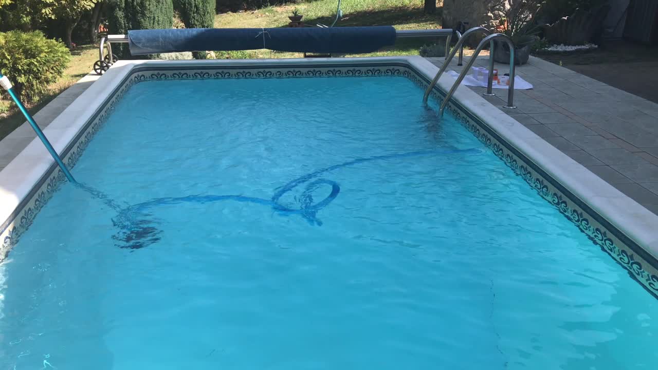 투명한 삼각형 풀 진공 헤드와 확장 가능한 헤비 듀티 알루미늄 폴이 있는 그라운드 비닐 라이너 수영장의 진공 청소기 풍경