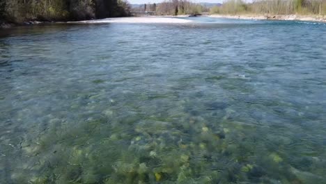 Vuelo-De-Drones-Sobre-Agua-Clara-En-Un-Río-Que-Fluye-En-Suiza