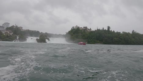 Panorama-De-La-Cascada-De-Las-Cataratas-Del-Rin,-Rápido-Agua-De-Río-Corriendo-Bajo-La-Lluvia,-Suiza