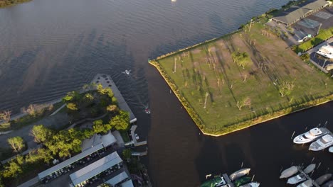 Segelboote,-Die-Bei-Sonnenuntergang-Am-San-Isidro-Yacht-Club-Entlang-Des-Flusses-Rio-De-La-Plata-Ein--Und-Ausfahren,-Buenos-Aires-In-Argentinien