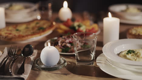 plato con puré de patatas en una mesa festiva
