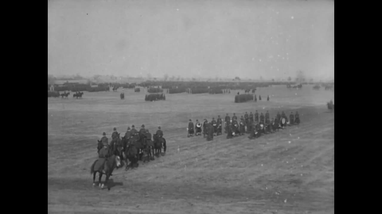 제1차 세계 대전에서 행진하고 전투를 준비하는 군대의 좋은 장면
