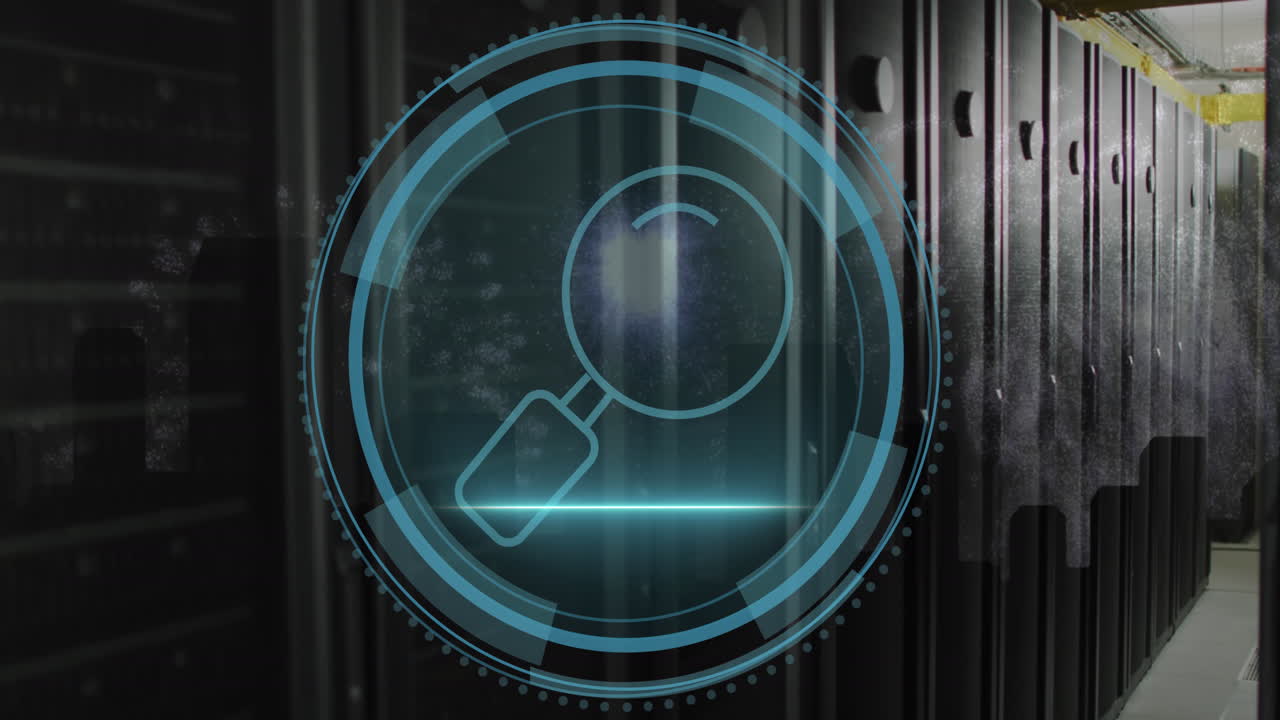 animación de texto de seguridad cibernética y escaneo de lupa contra la sala de servidores de computadoras