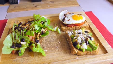 Gesundes-Veganes-Mittagessen-Auf-Einem-Holztablett