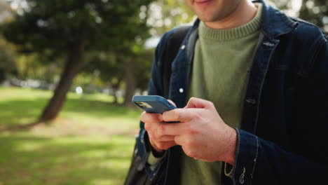 hombre usando teléfono inteligente al aire libre