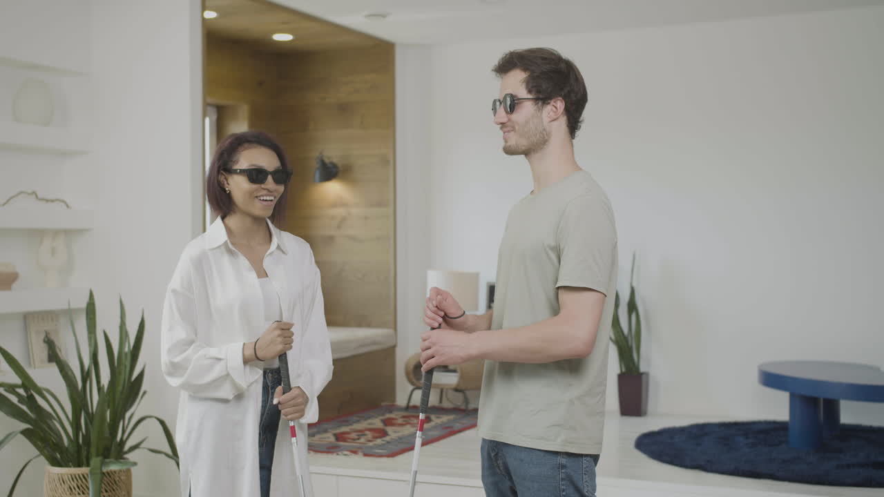 amigos ciegos en un apartamento