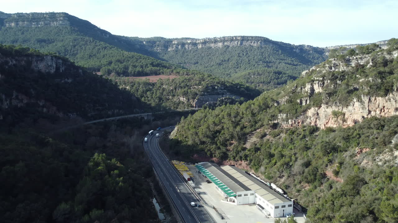 carretera a través de un valle de montaña