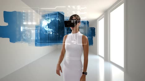 mujer de negocios usando gafas de realidad virtual