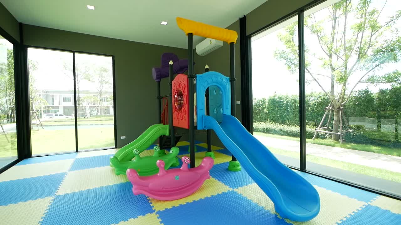 colorido recorrido interior de juegos para niños con pisos blandos